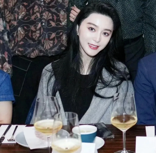 范冰冰东京之行：皮肤白皙透亮，魅力四射