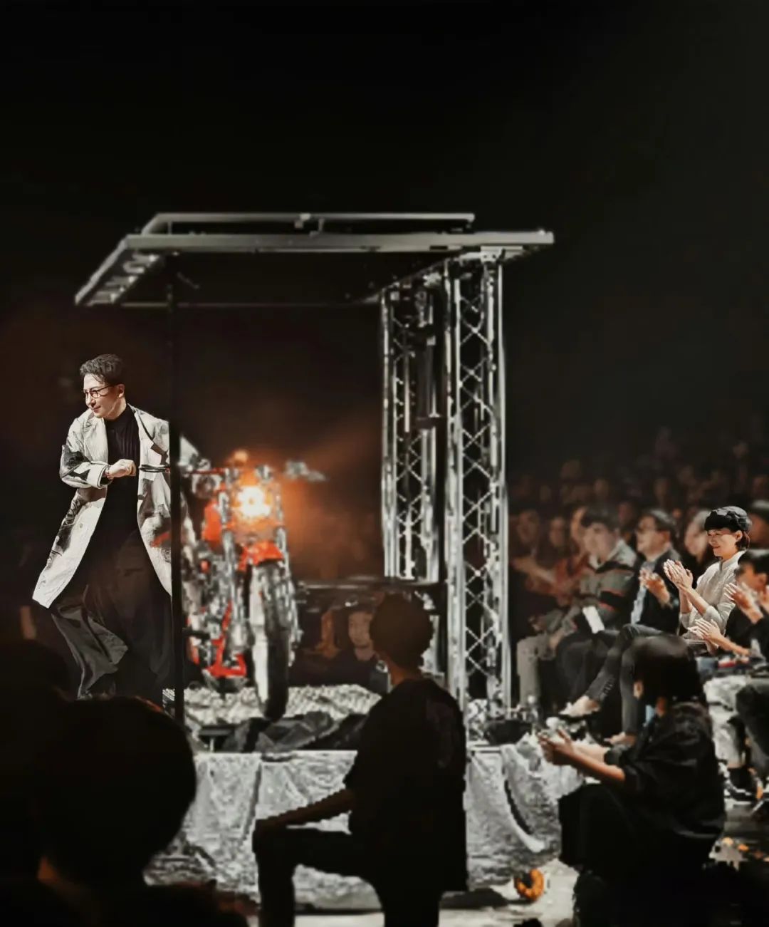 董卿与子刘谦演出现场,儿子帅气正脸引关注