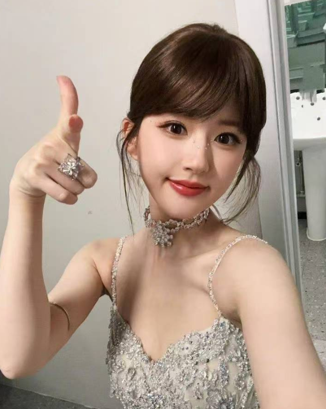 赵露思超市购物，25岁依旧光彩照人