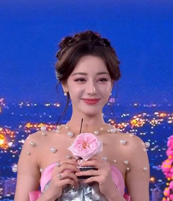 迪丽热巴造型引发热搜，颜值成为焦点