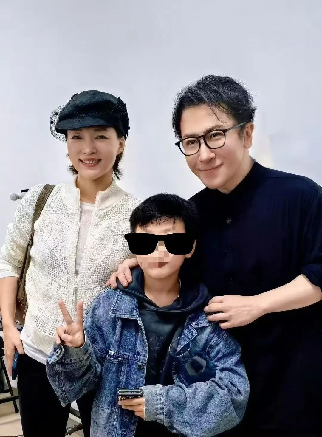 董卿与子刘谦演出现场,儿子帅气正脸引关注