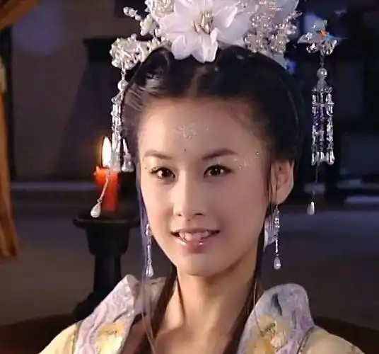 黄圣依出道时照片曝光，仙气与刘亦菲有一拼