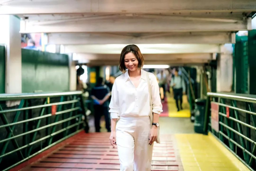 李娜退役后风采不减，V领衬衫彰显女神本色