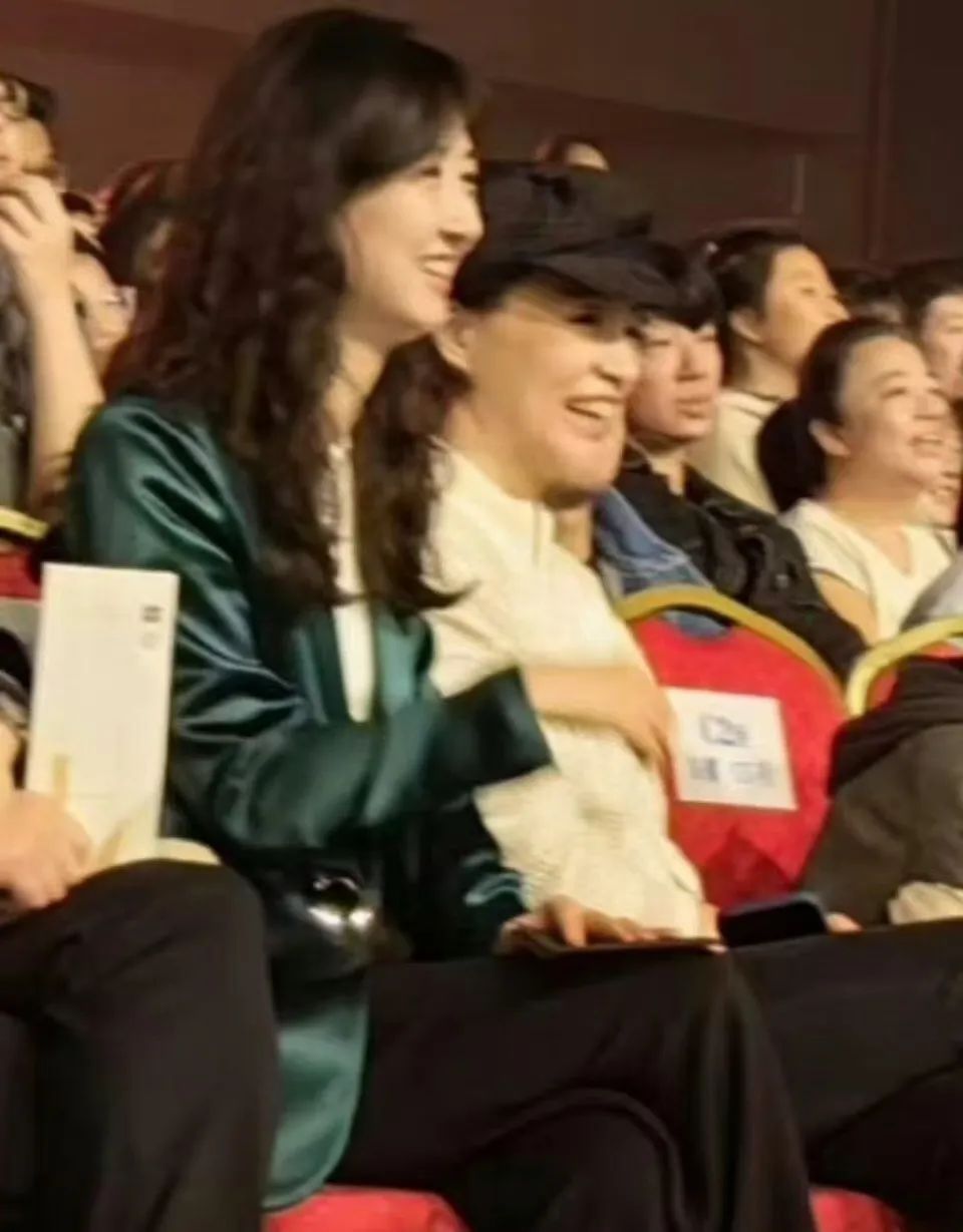 董卿与子刘谦演出现场,儿子帅气正脸引关注