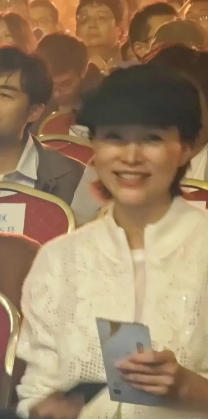 董卿与子刘谦演出现场,儿子帅气正脸引关注