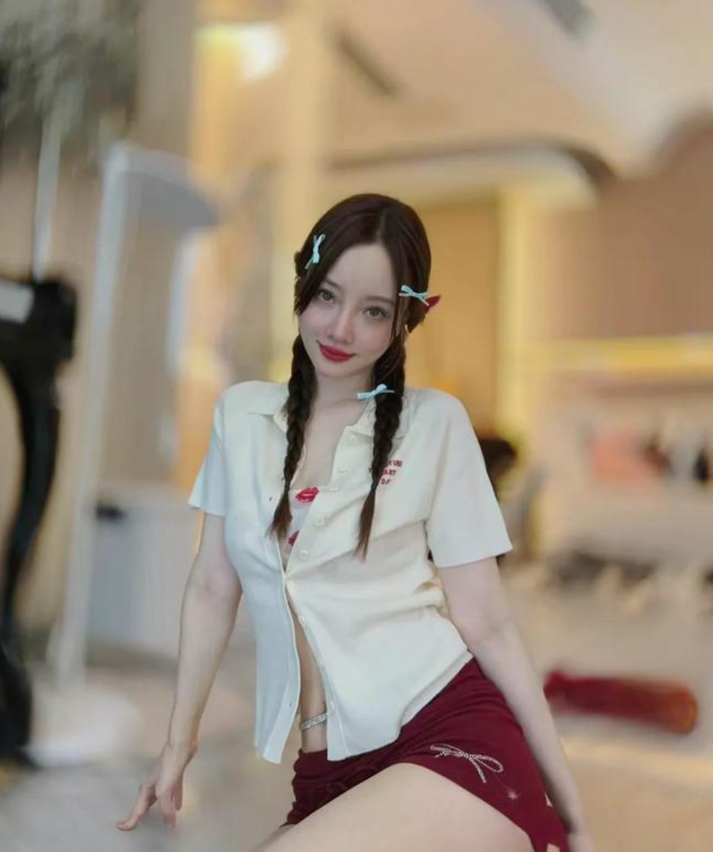 李小璐写真新形象：43岁清纯与欲望的结合